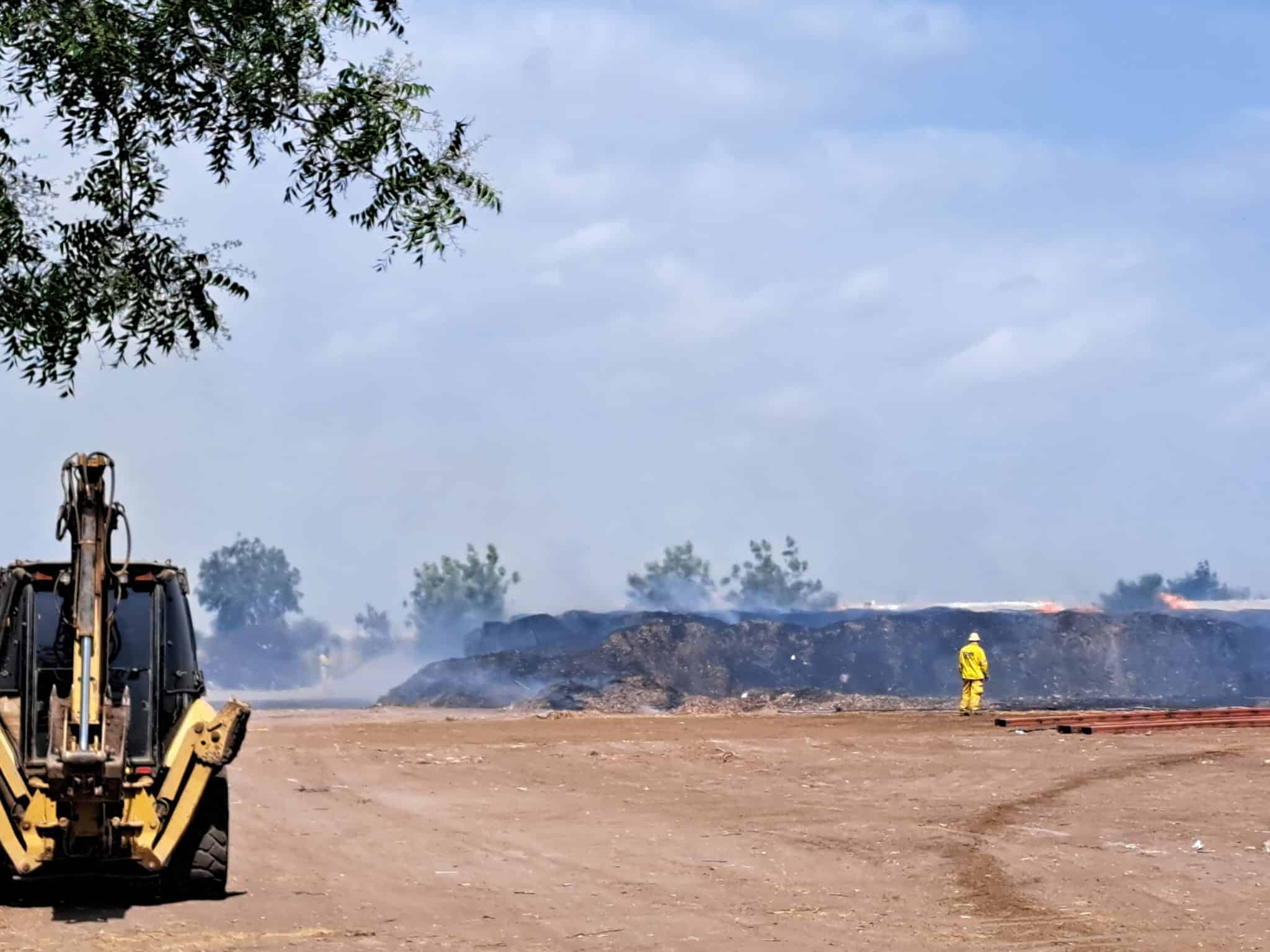 Bomberos combatiendo el incendio en el campo agrícola