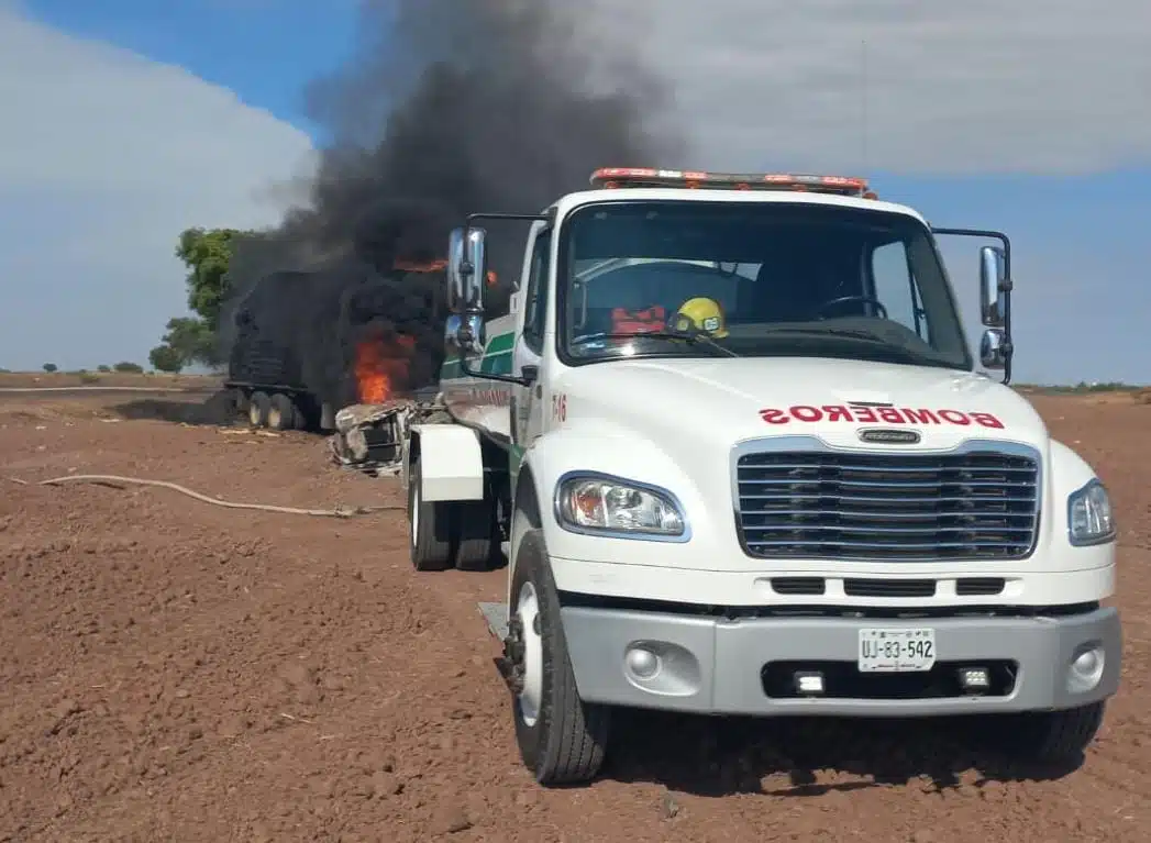 Bomberos combatiendo el incendio del tráiler