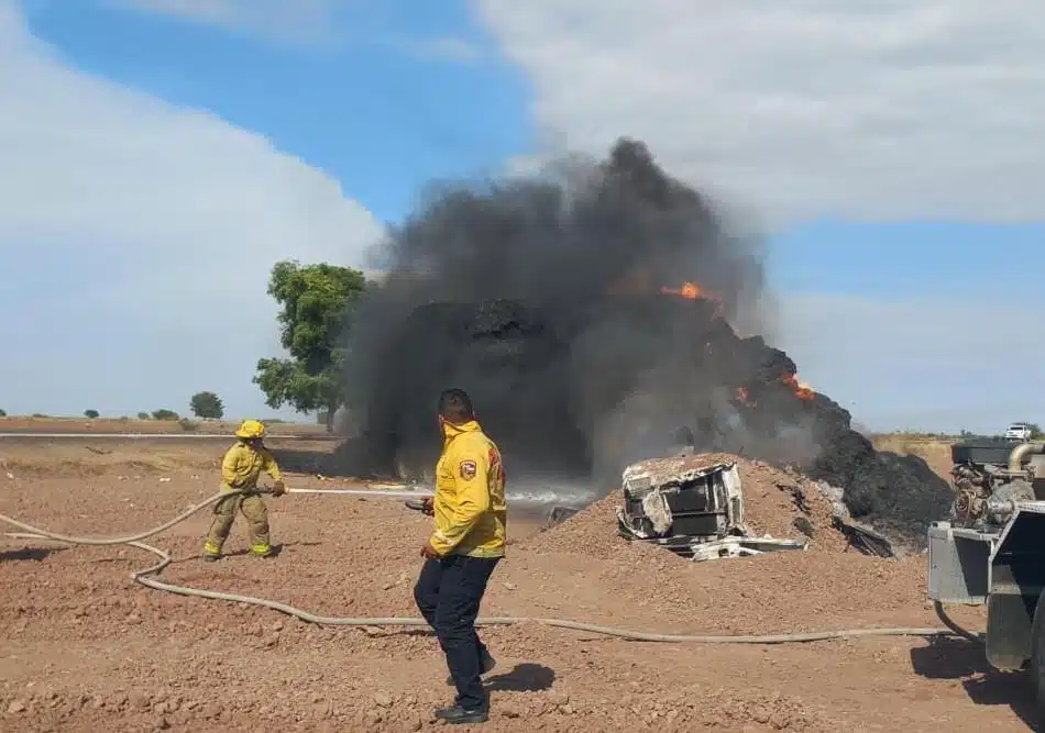 Bomberos combatiendo el incendio del tráiler