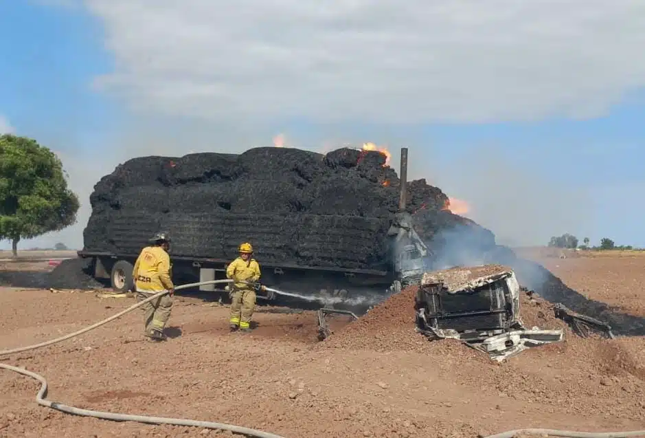 Bomberos combatiendo el incendio del tráiler