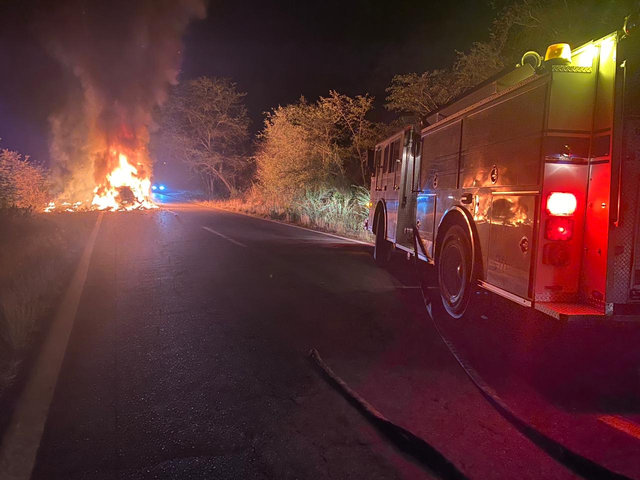Tractocamión consumido por las llamas y camión de bomberos para apagar el incendio en la carretera libre Concordia-Mazatlán