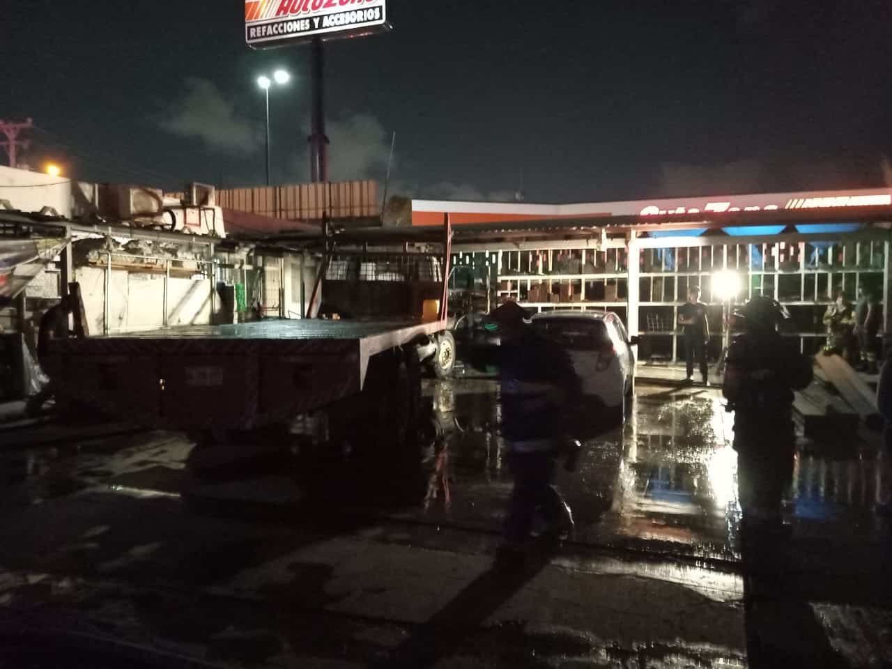 El camión de reparto se incendió en el interior de un negocio de distribución de acero.
