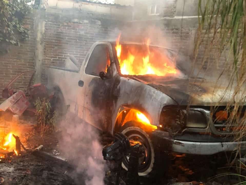 Mujer quema basura y termina incendiando una camioneta en Costa Rica, Culiacán
