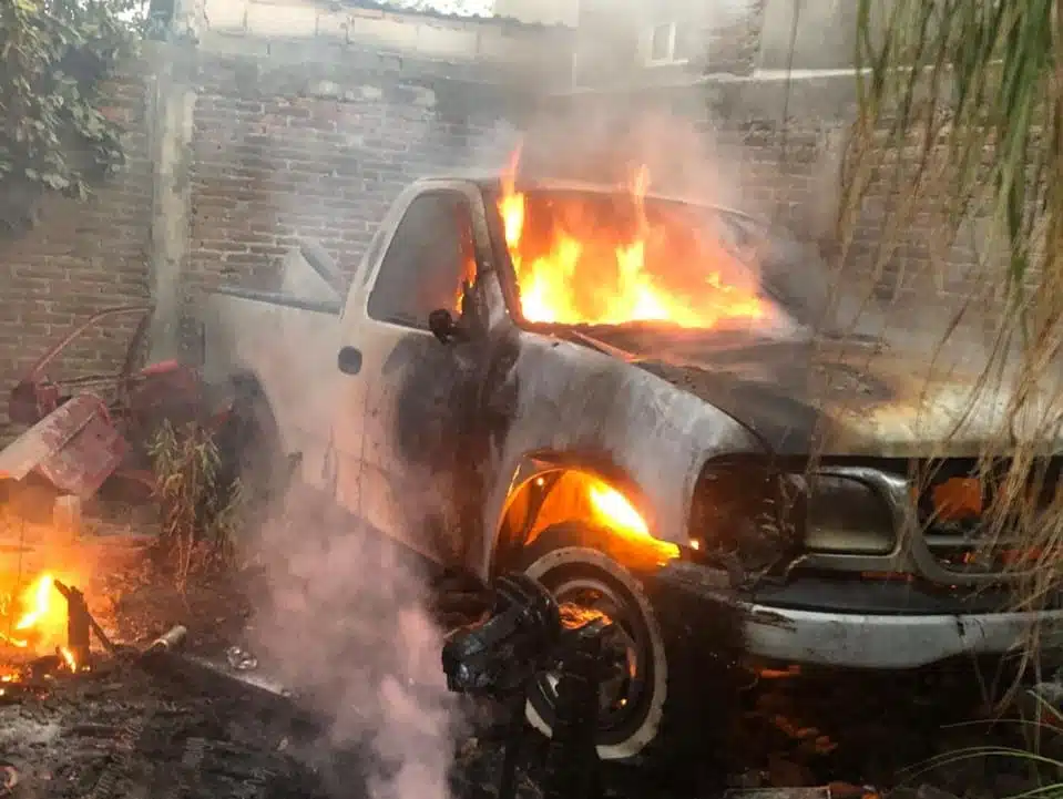 Mujer quema basura y termina incendiando una camioneta en Costa Rica, Culiacán