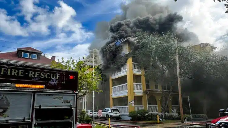 Incendio consume edificio en Miami; desalojan a varios residentes