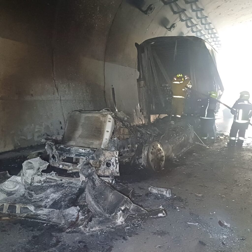 Incendio de tractocamión al interior del tunel sobre la carretera Mazatlán-Durango