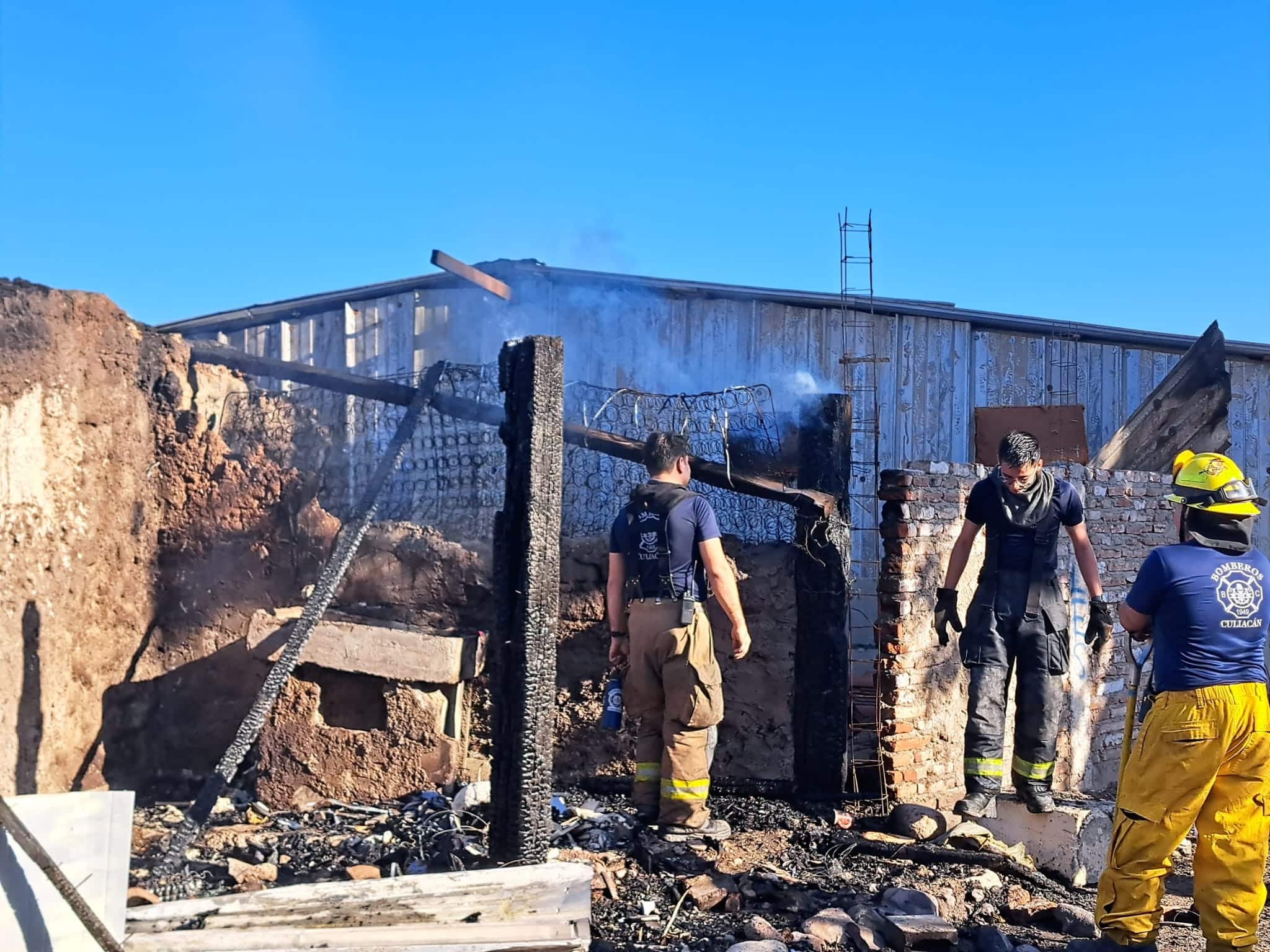 Elementos de Bomberos Culiacán arribaron al lugar donde ocurrió el incendio.