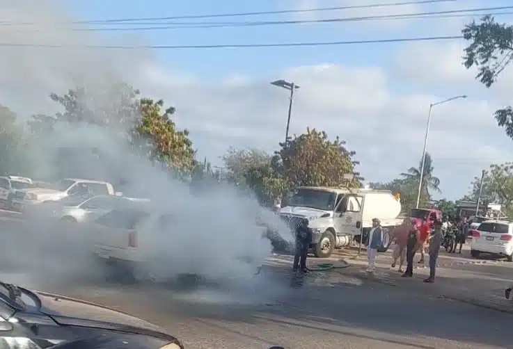 “Pipero” ayudó a Bomberos Veteranos a apagar fuego de un automóvil en Mazatlán.