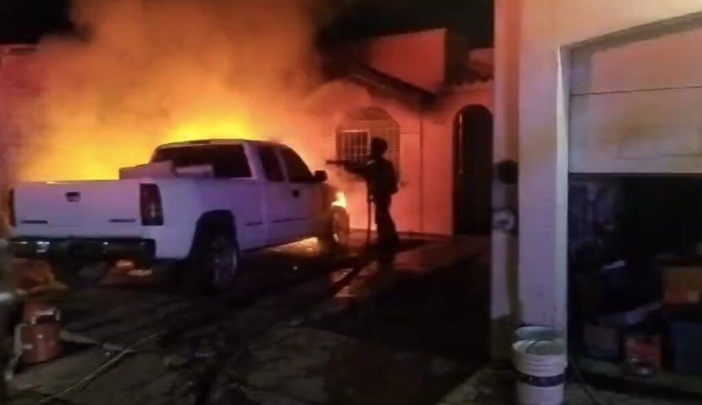 Bomberos de Los Mochis apagan incendio sobre un auto