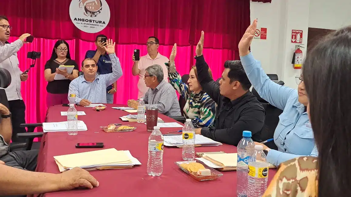 Integrantes del Cabildo de Angostura alzan la mano en señal de aprobación para el regreso a la alcaldía de Miguel Ángel Angulo Acosta