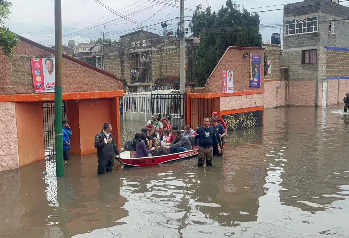 En lanchas rescatan a personas atrapadas por inundación en Cuautitlán