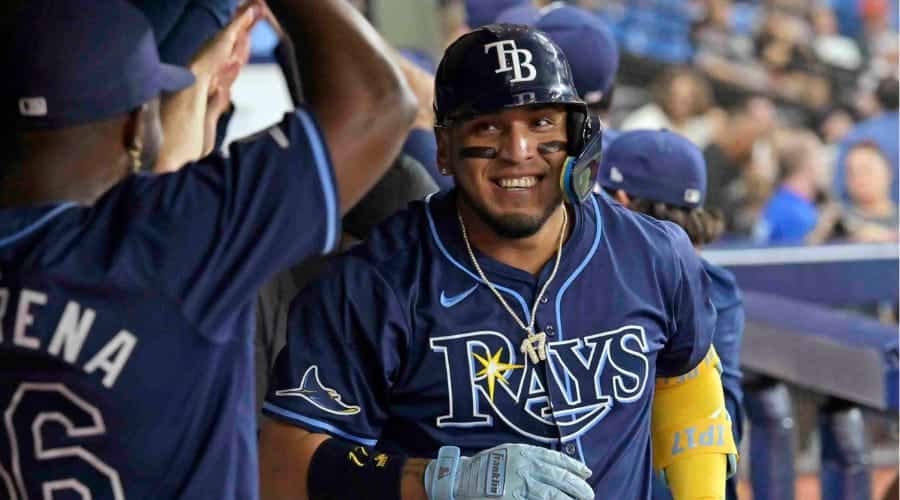 Isaac Paredes celebra su cuadrangular junto a Randy Arozarena