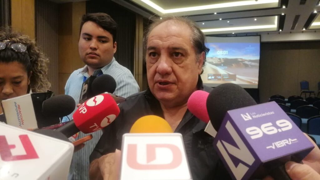 Javier Llausás Magaña con medios de prensa