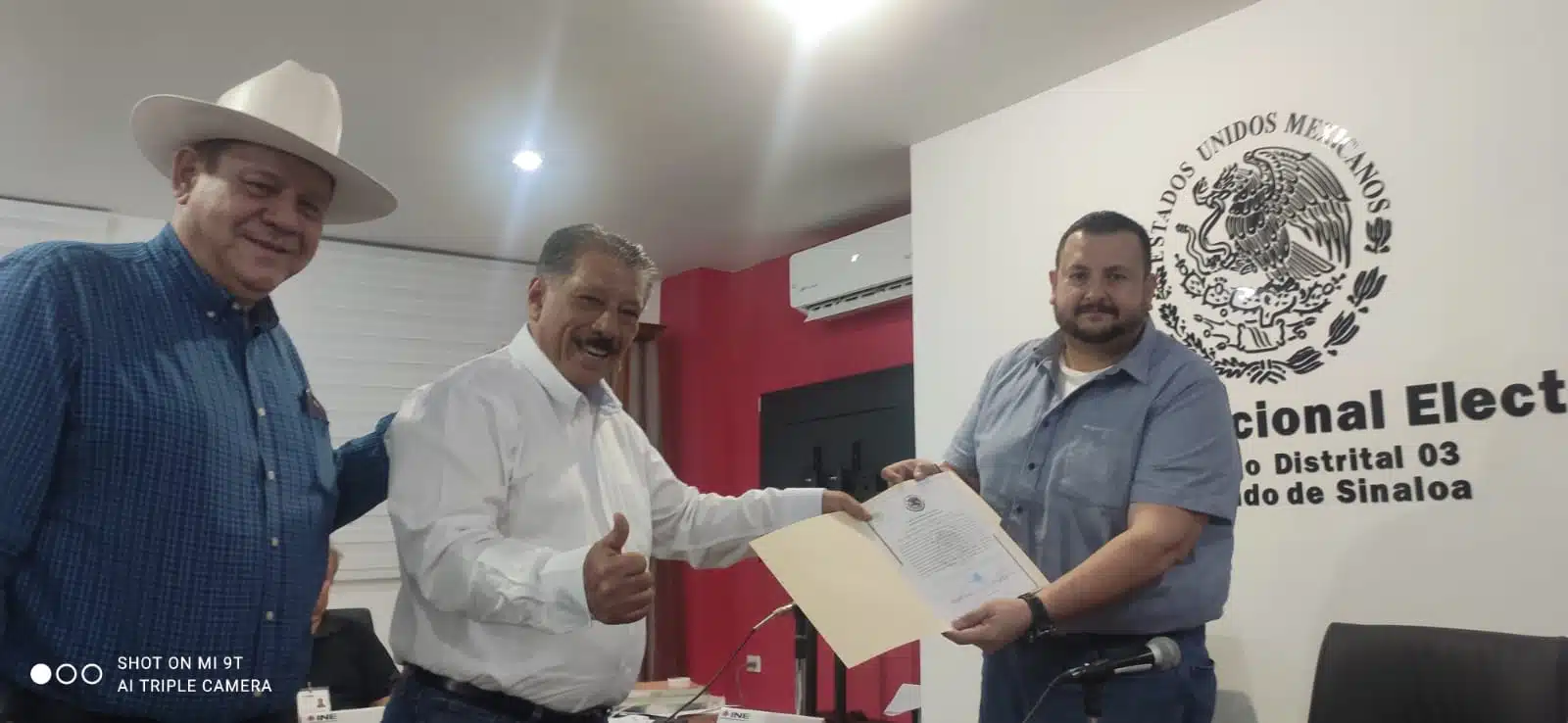 Jesús Fernando García Hernández recibiendo su constancia a la Diputación Federal por el Tercer Distrito Electoral del Estado