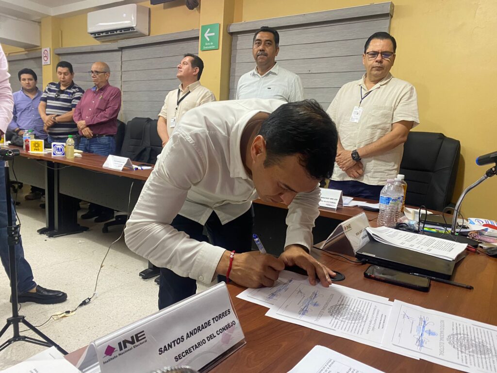 Jesús Ibarra recibe constancia de diputado federal electo del Distrito 05