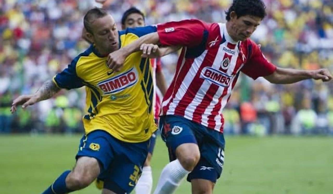 Jonny Magallón y Matías Vuoso disputan por un balón