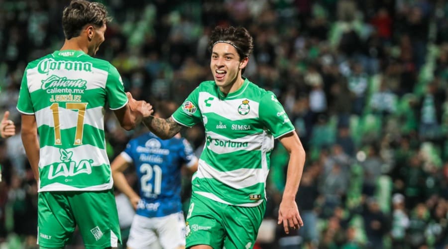 Jordan Carrillo festeja un gol con Santos Laguna