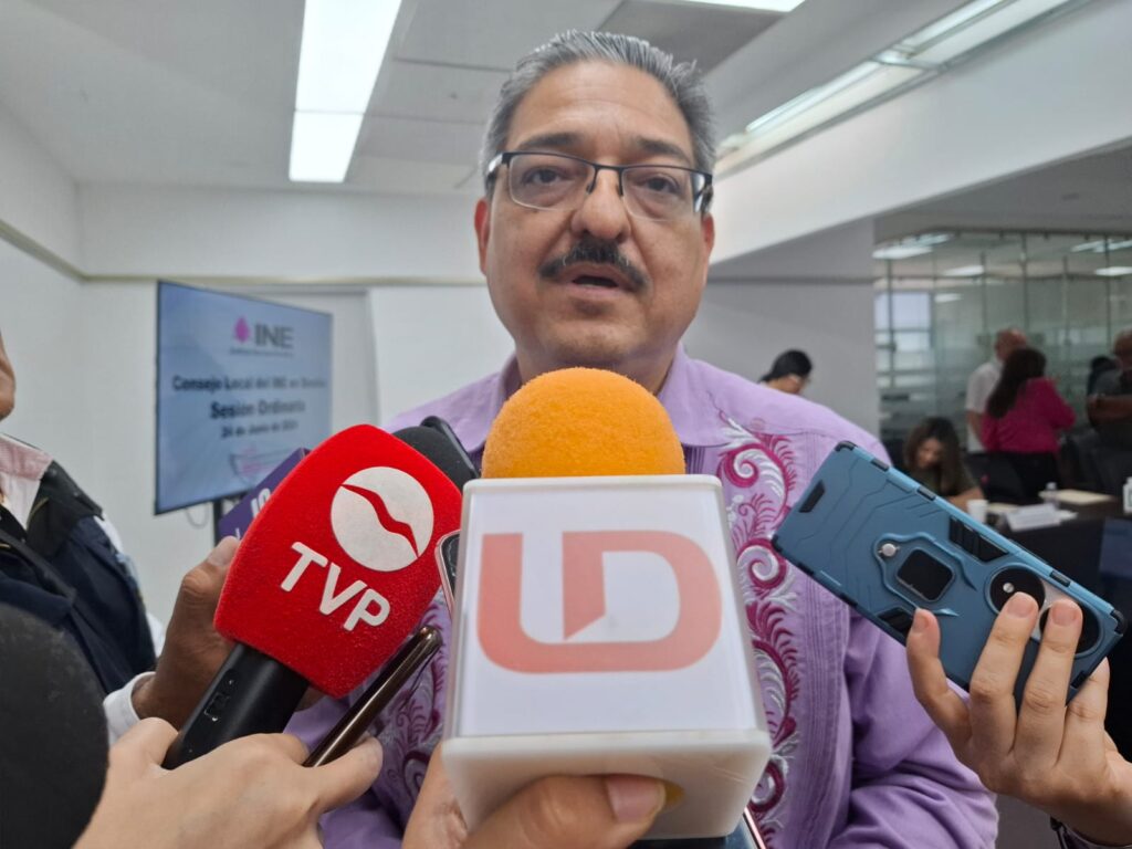 Jorge Luis Ruelas Miranda, Consejero Presidente del Consejo Local del INE en Sinaloa, en entrevista con los medios de comunicación en Culiacán