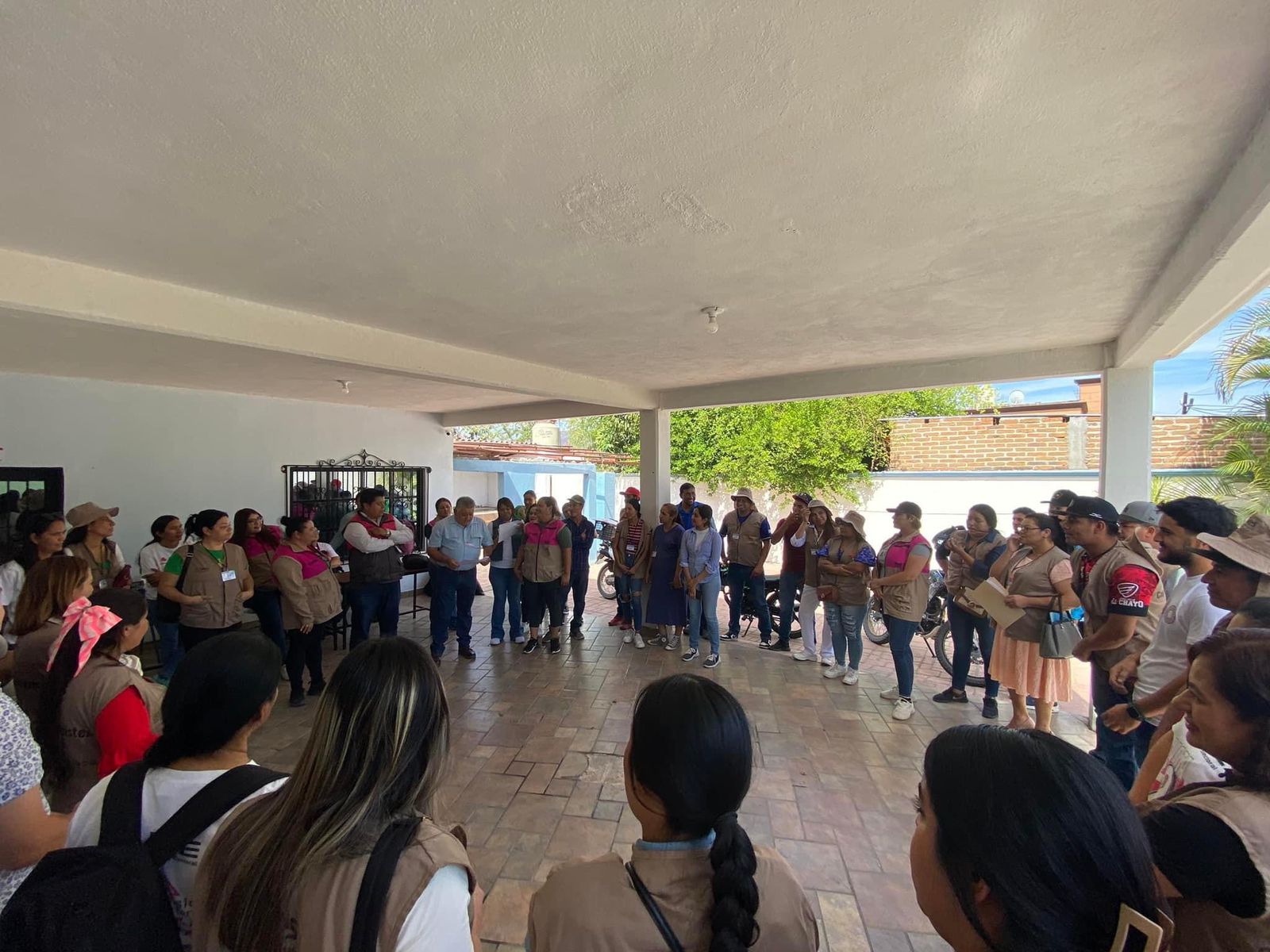 Personas durante la jornada electoral en Choix