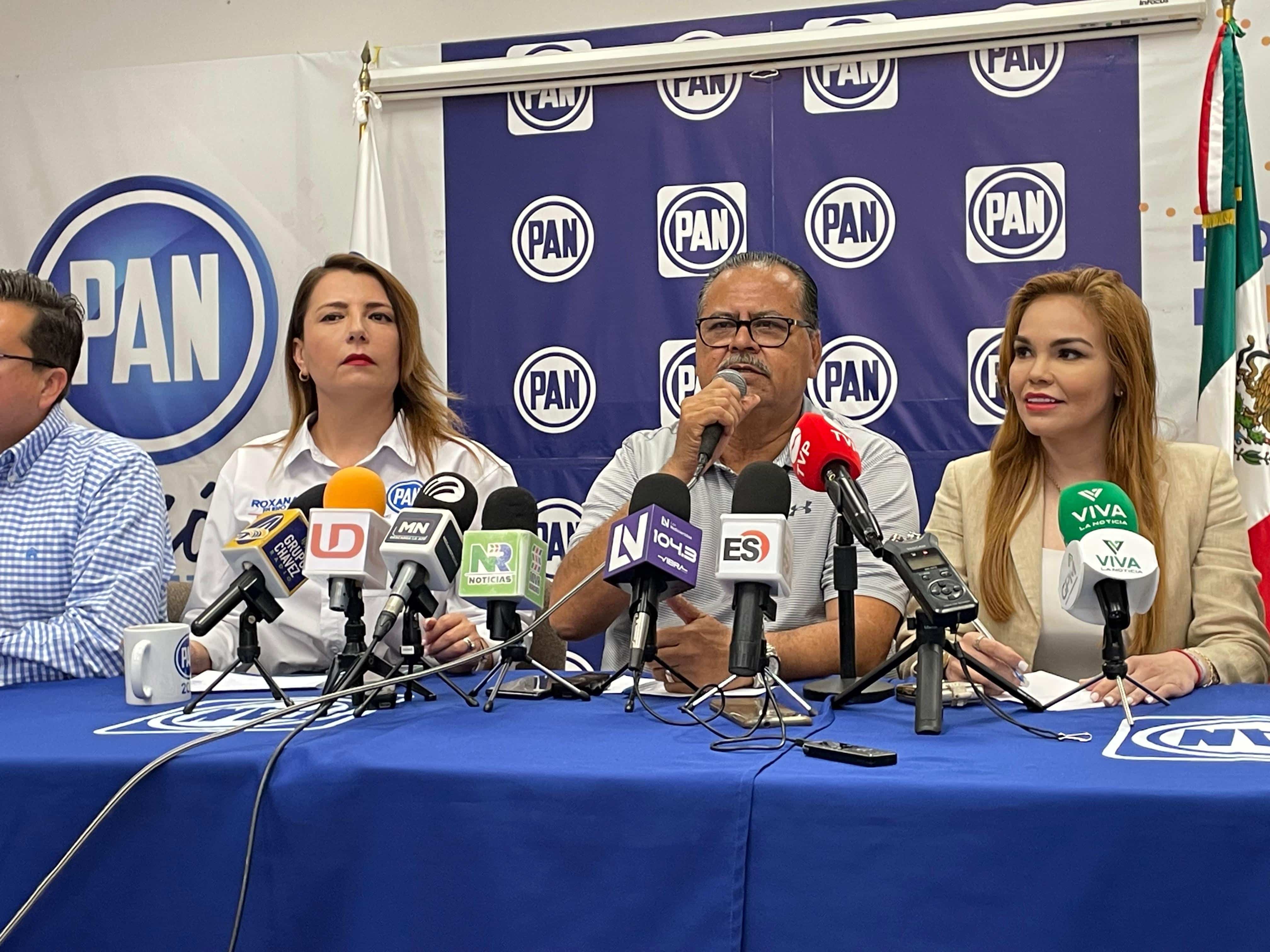 José Domingo Vázquez y equipo en rueda de prensa