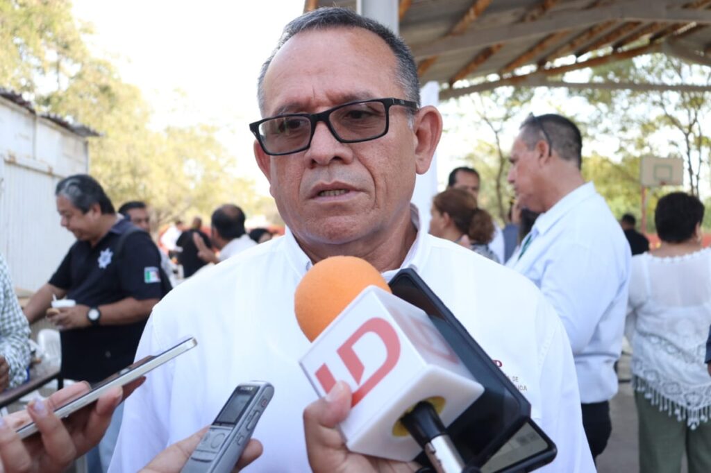 José Juan Rendón Gómez, jefe de los Servicios Regionales de la Secretaría de Educación Pública y Cultura en la zona sur, en entrevista con los medios de comunicación en Mazatlán