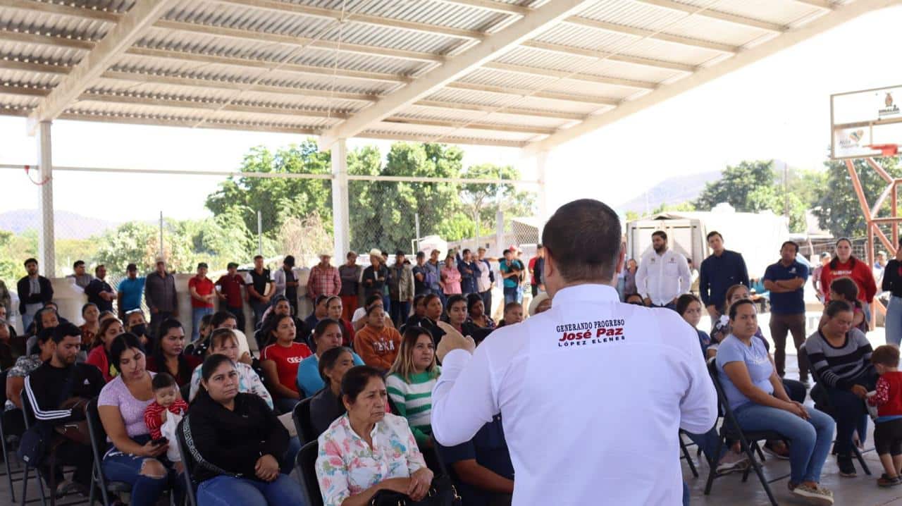 José Paz López Elenes con ciudadanos de Badiraguato