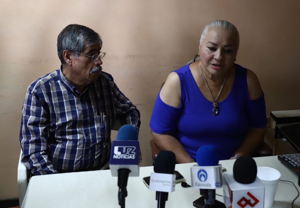 Madre de Maximiliano, María Josefina Carrillo Grajeda y Óscar Loza, de la Comisión de Defensa de Derechos Humanos de Sinaloa