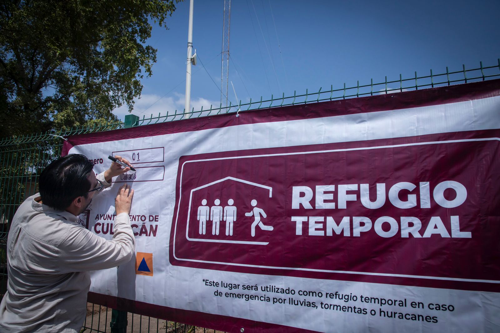 Juan de Dios Gámez Mendívil en un refugio temporal en Culiacán