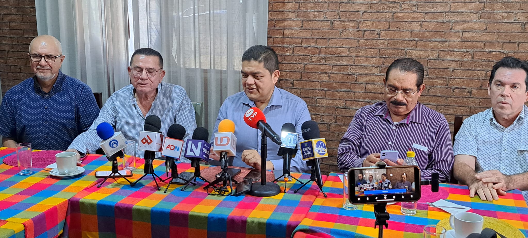 Julio César Silvas Inzunza en rueda de prensa
