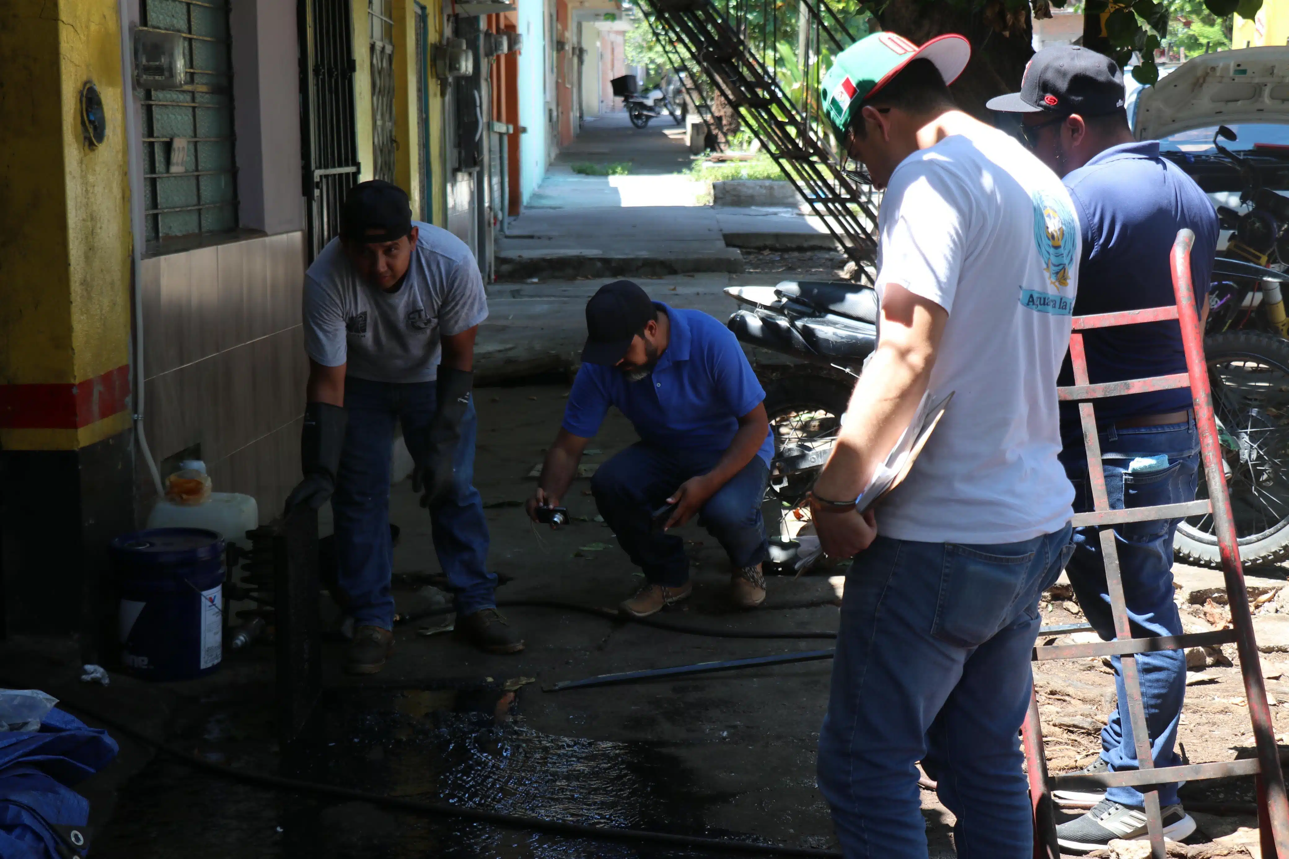 Elementos de Jumapam arreglando el drenaje de donde salen aguas negras en Mazatlán