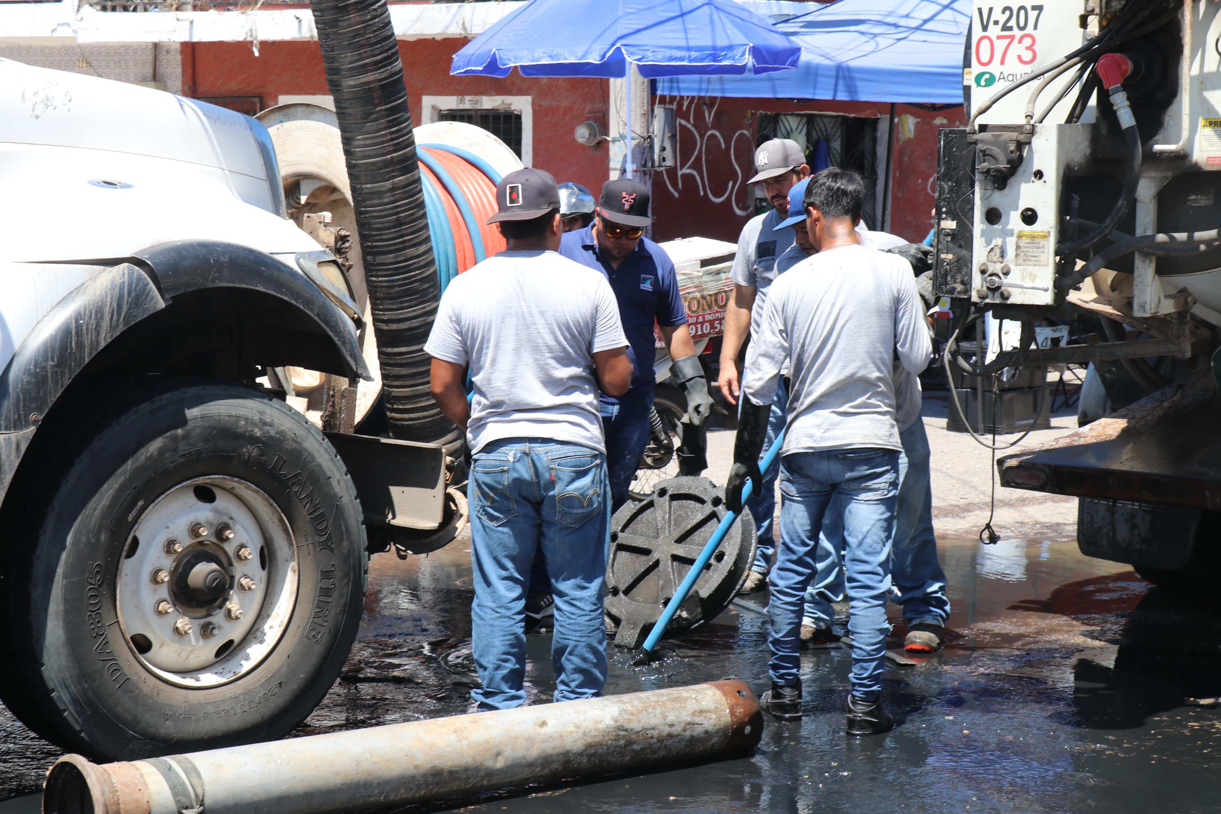 Elementos de Jumapam arreglando el drenaje de donde salen aguas negras en Mazatlán