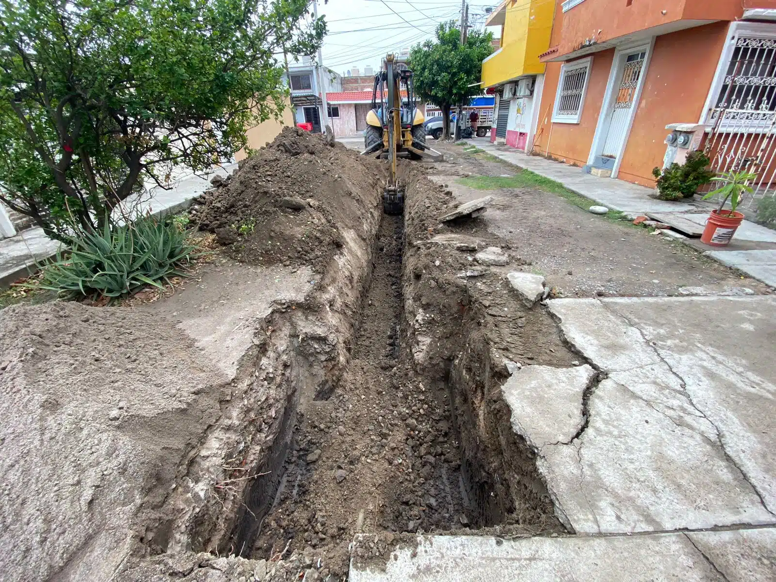 Personal de Jumapam reparando el colapso de red en el Andador Coromuel en Mazatlán