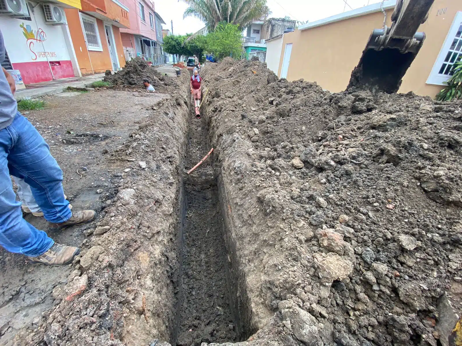 Personal de Jumapam reparando el colapso de red en el Andador Coromuel en Mazatlán