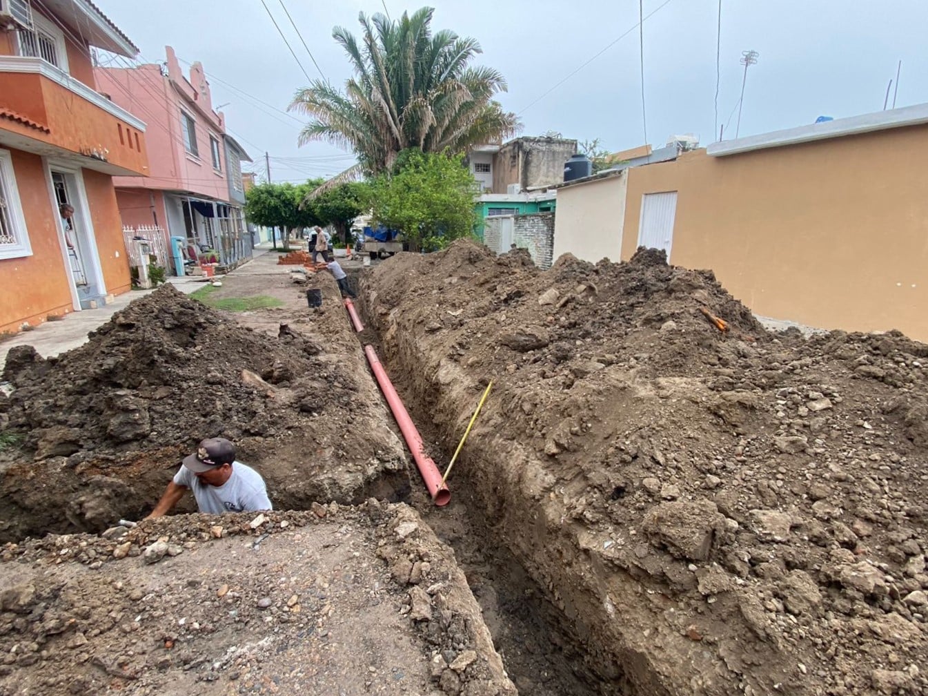 Personal de Jumapam reparando el colapso de red en el Andador Coromuel en Mazatlán