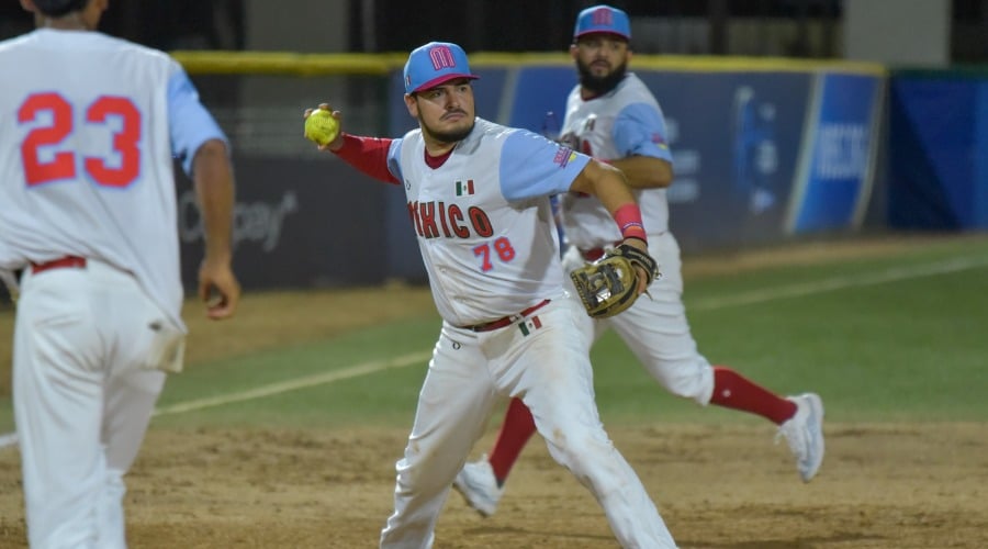 Junior Flores del Valle lanzando a primera en el juego entre México y Venezuela