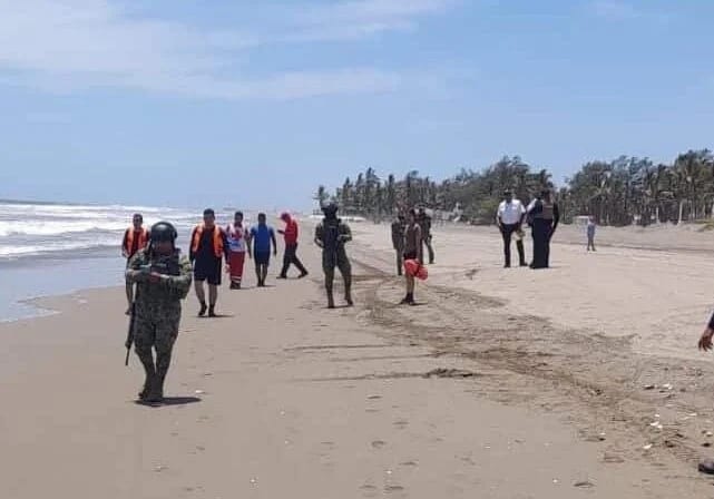 Autoridades en la playa Las Glorias