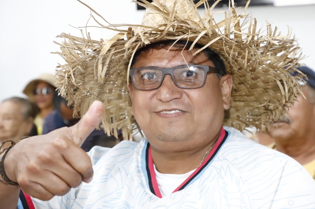 Una persona con lentes graduados otorgados por DIF Mazatlán