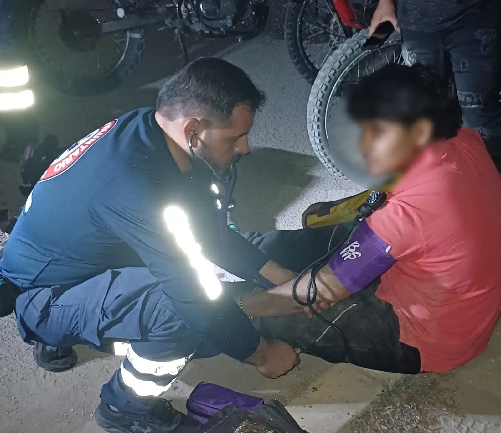 Paramédicos de Grupo Voluntario Costa Rica auxiliando al menor lesionado