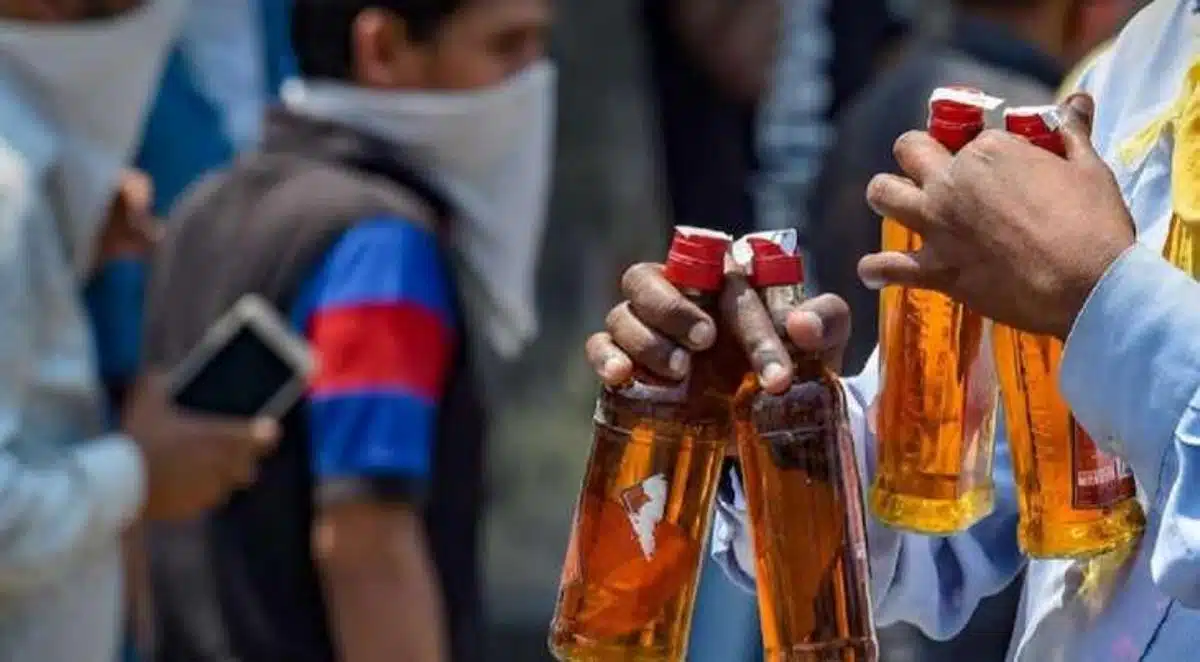 34 muertos y docenas de hospitalizados en India por licor ilegal