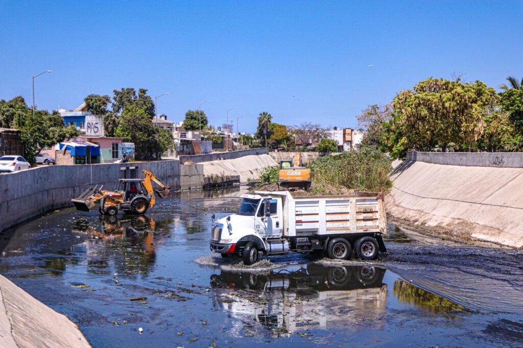 2 retroexcavaoras limpiando el arroyo Jabalines en Mazatlán y un dompe