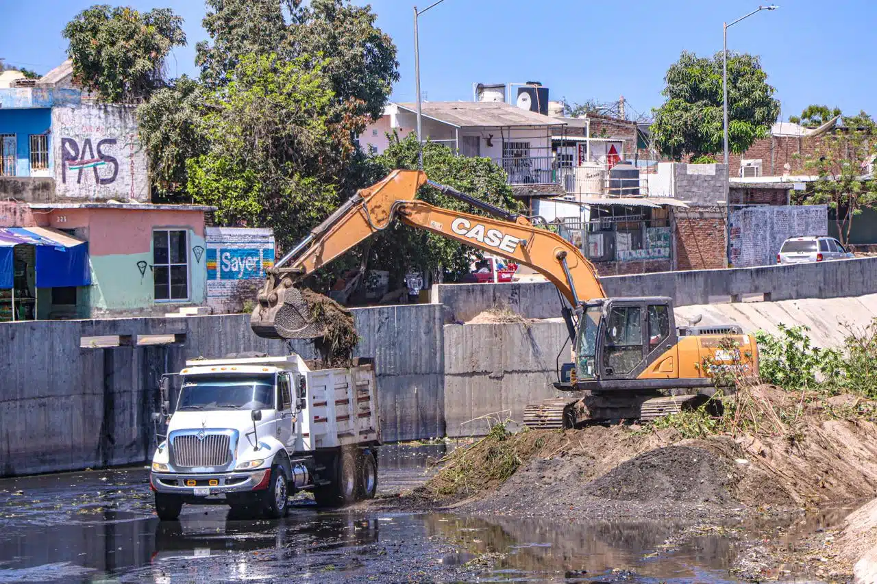 Retroexcavaora echando la basura del arroyo Jabalines en un dompe en Mazatlán
