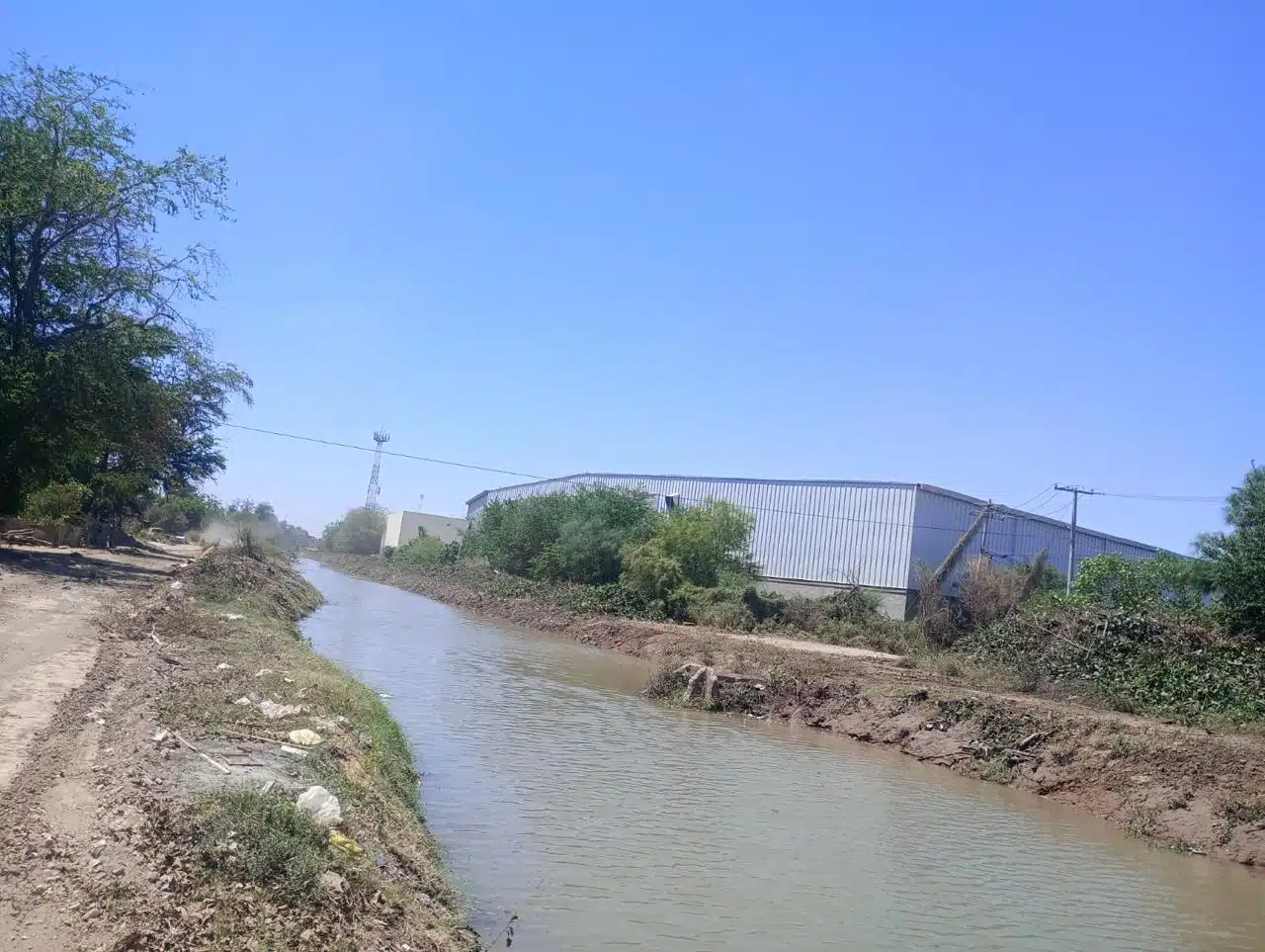 Limpieza en el dren Mochicahui en Los Mochis