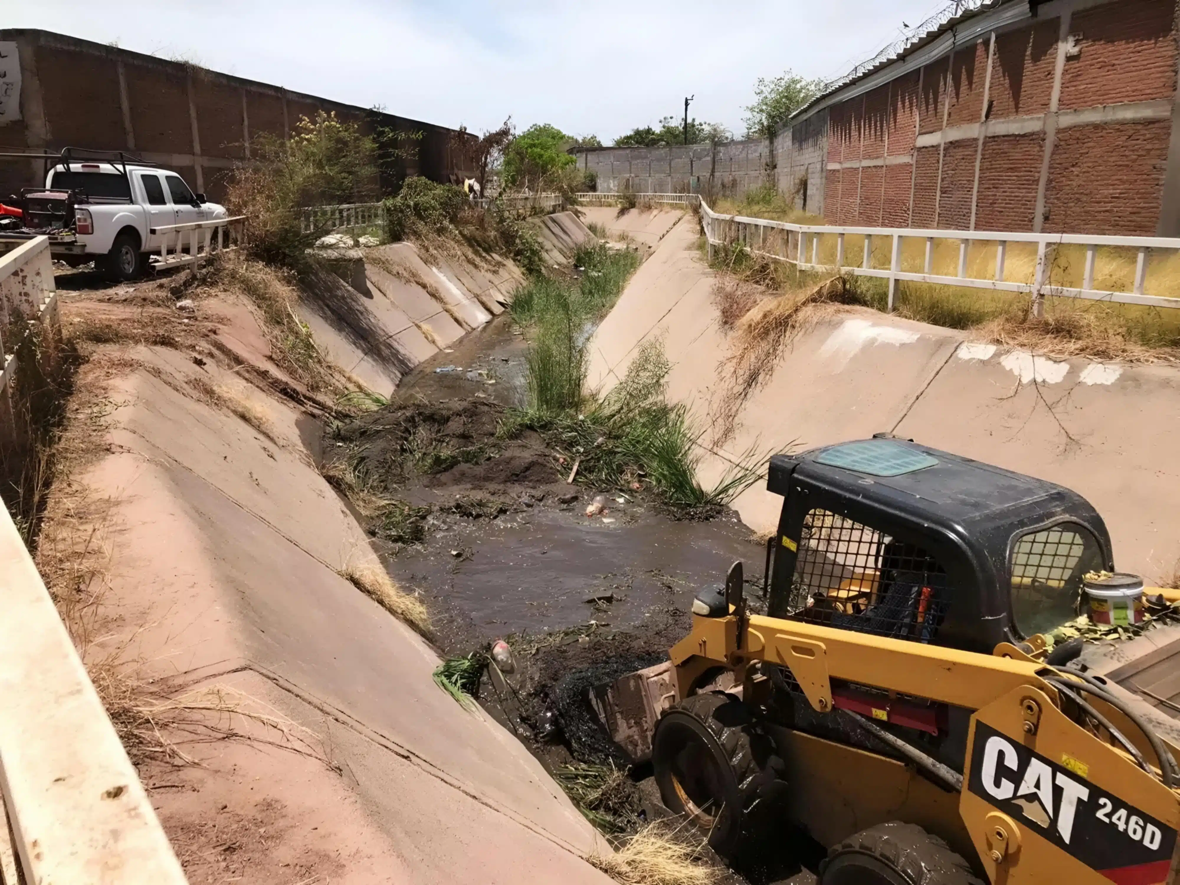 Limpieza de arroyos y canales en Culiacán