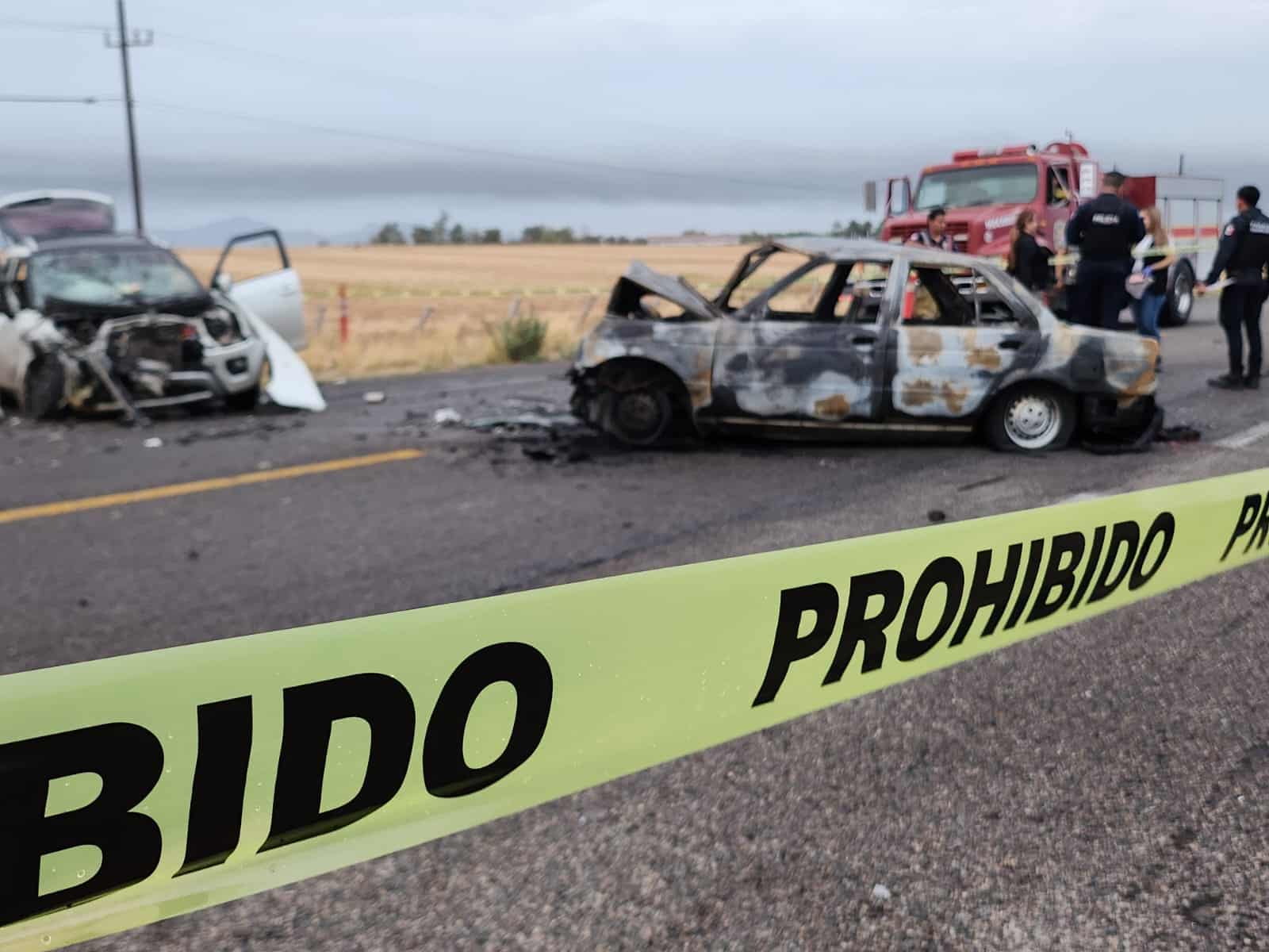 Línea amarilla de prohibido el paso delimitando en lugar del accidente donde un carro se incendió y falleció una persona carbonizada tras chocar en el auto que se calcinó en Mocorito