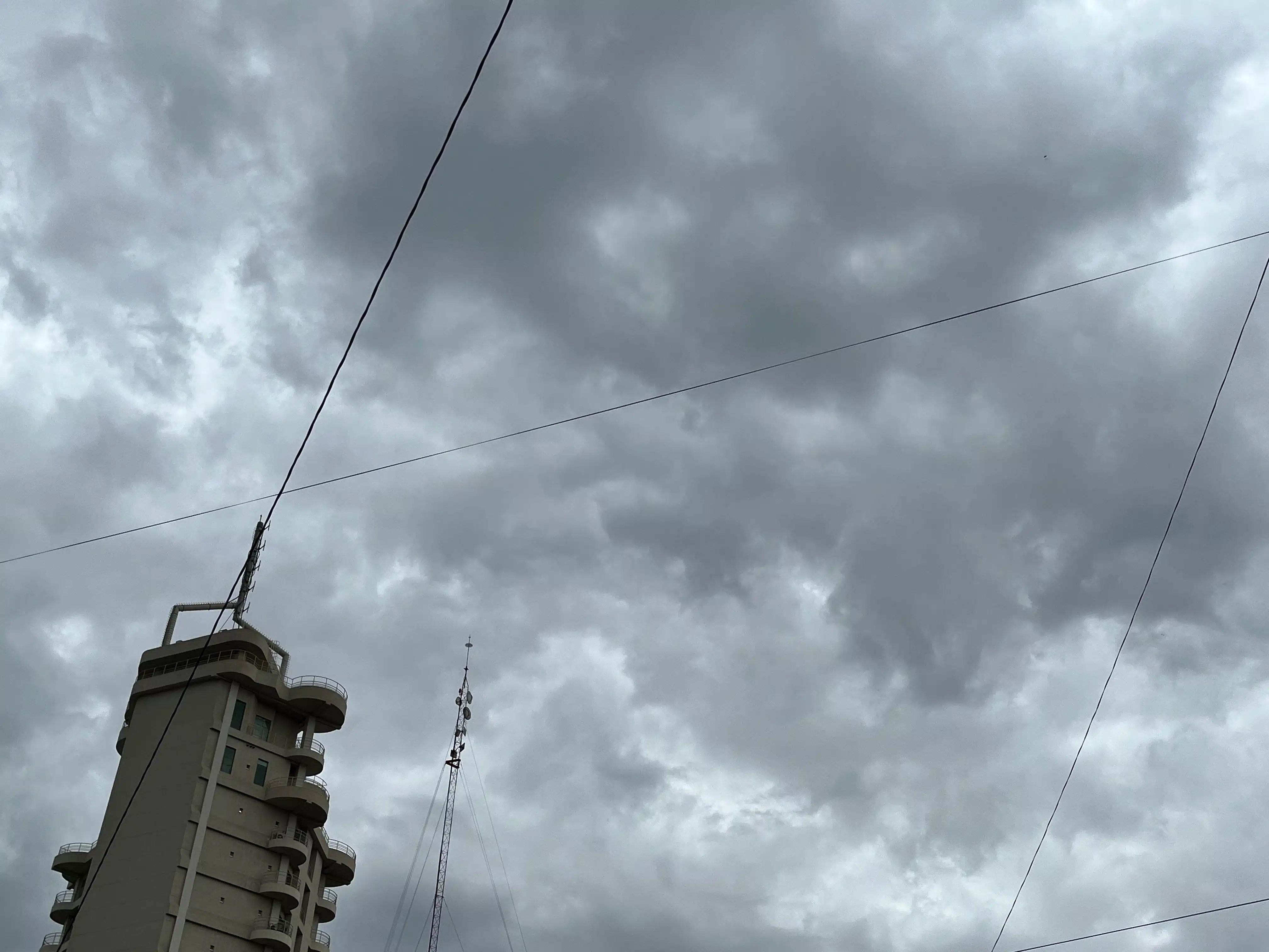 Cielo nuboso y lloviznas ligeras se apoderan de Culiacán la tarde de este jueves