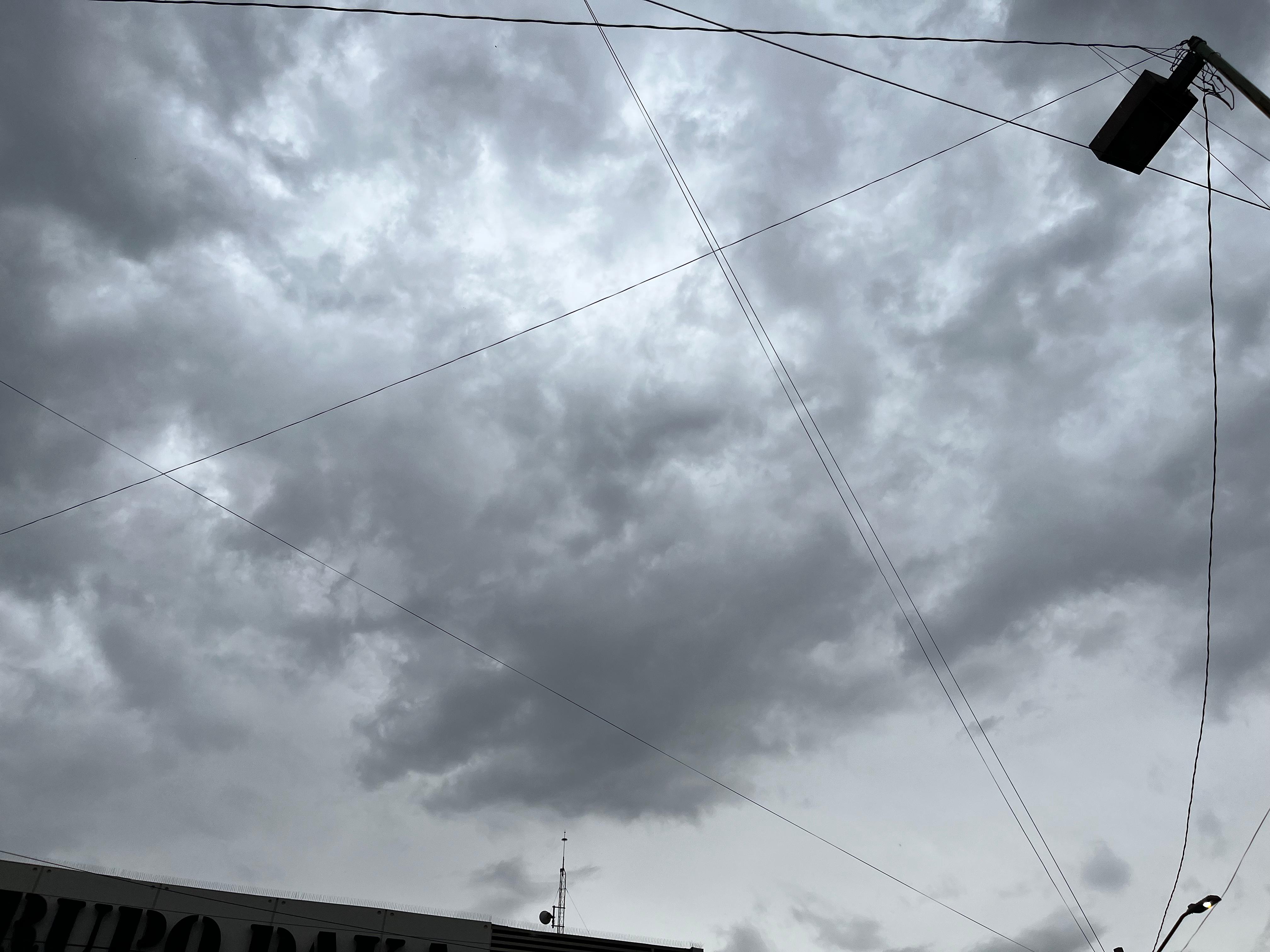 Cielo nuboso y lloviznas ligeras se apoderan de Culiacán la tarde de este jueves