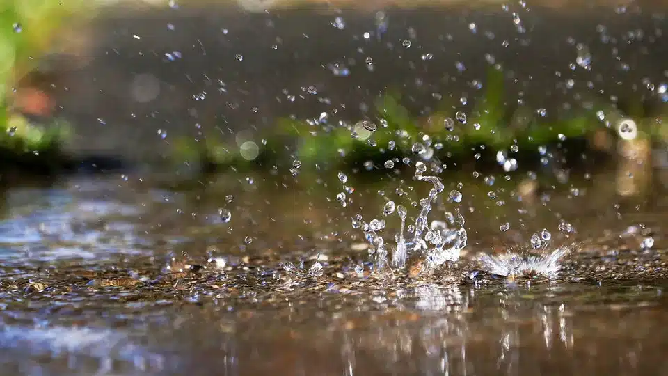Agua salpicando en un charco de lluvia