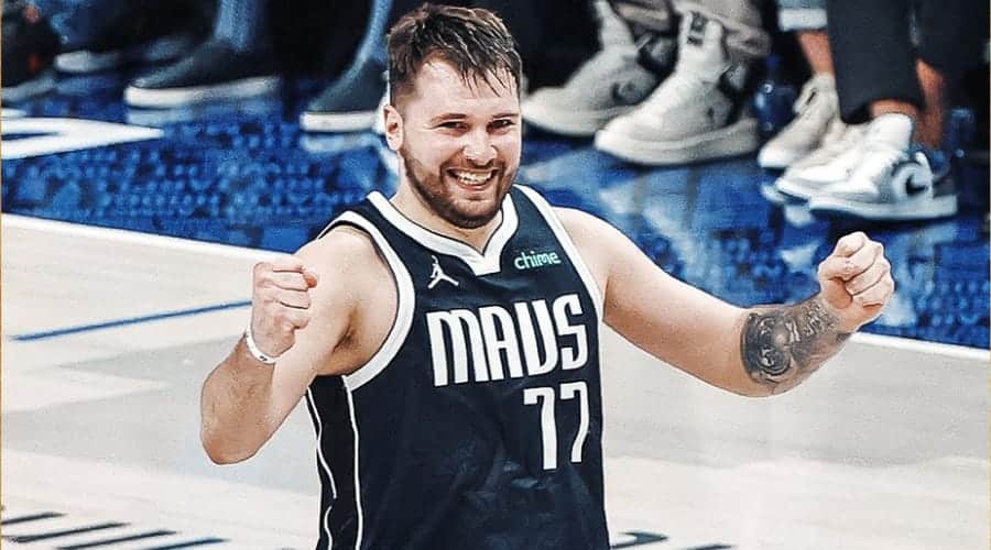 Luka Doncic festeja durante el triunfo de Dallas Mavericks sobre Boston Celtics en Finales de NBA