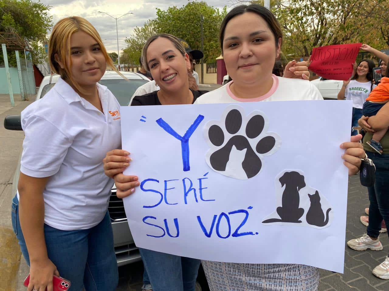 Personas en una manifestación para pedir justicia por la perrita Leydi en Choix