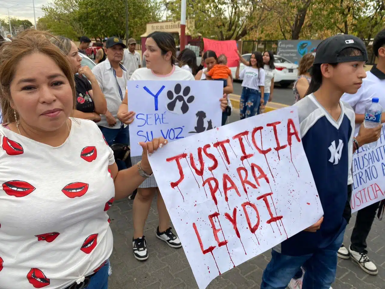 Personas en una manifestación para pedir justicia por la perrita Leydi en Choix